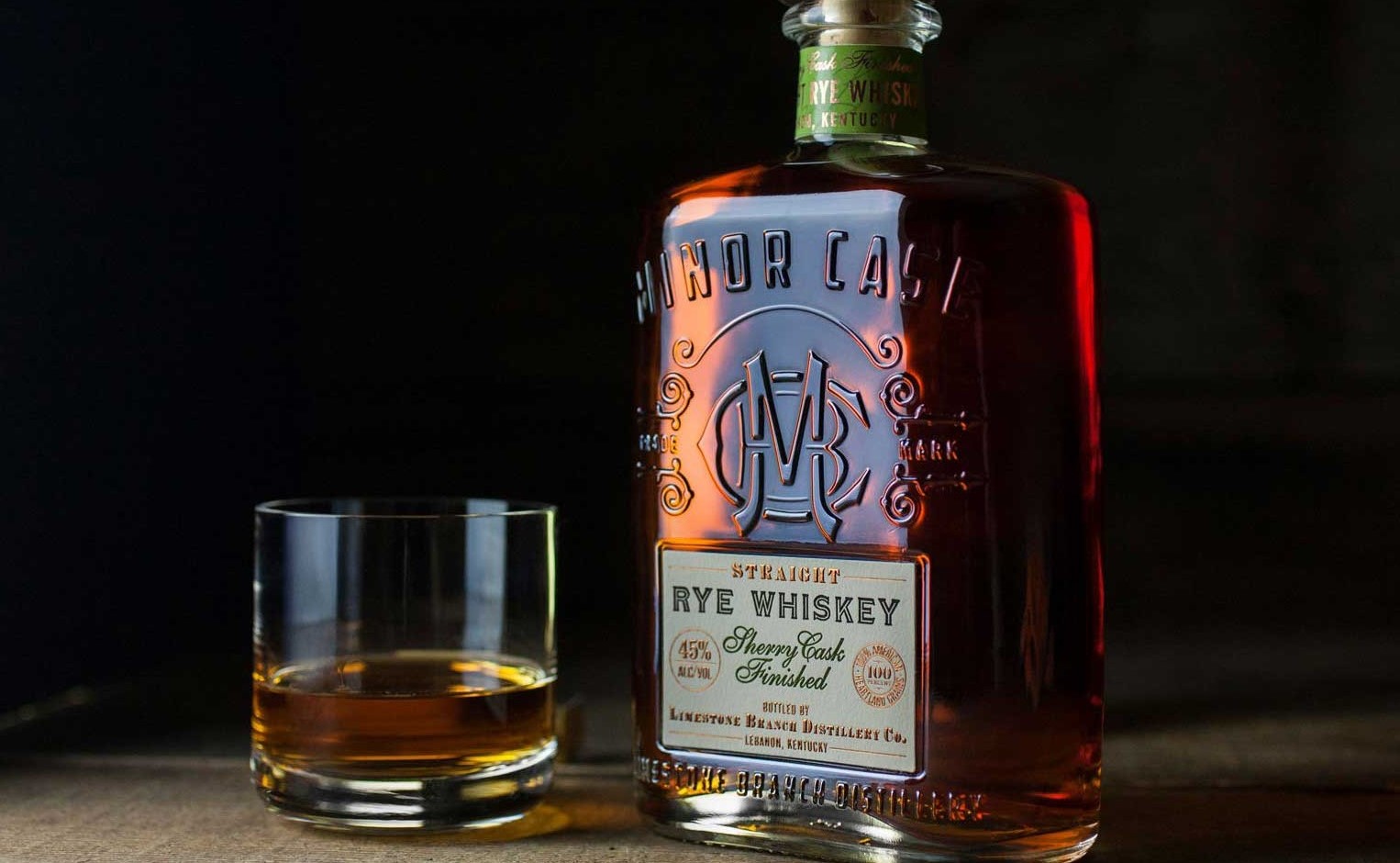 Minor Case Rye Whisky neben Whisky Tumbler Glas